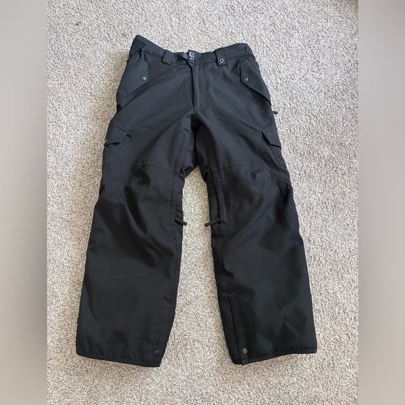 686 Other - 686 Black Snowboard Skiing Pants. Vents and cargo pockets. Waterproof and warm.